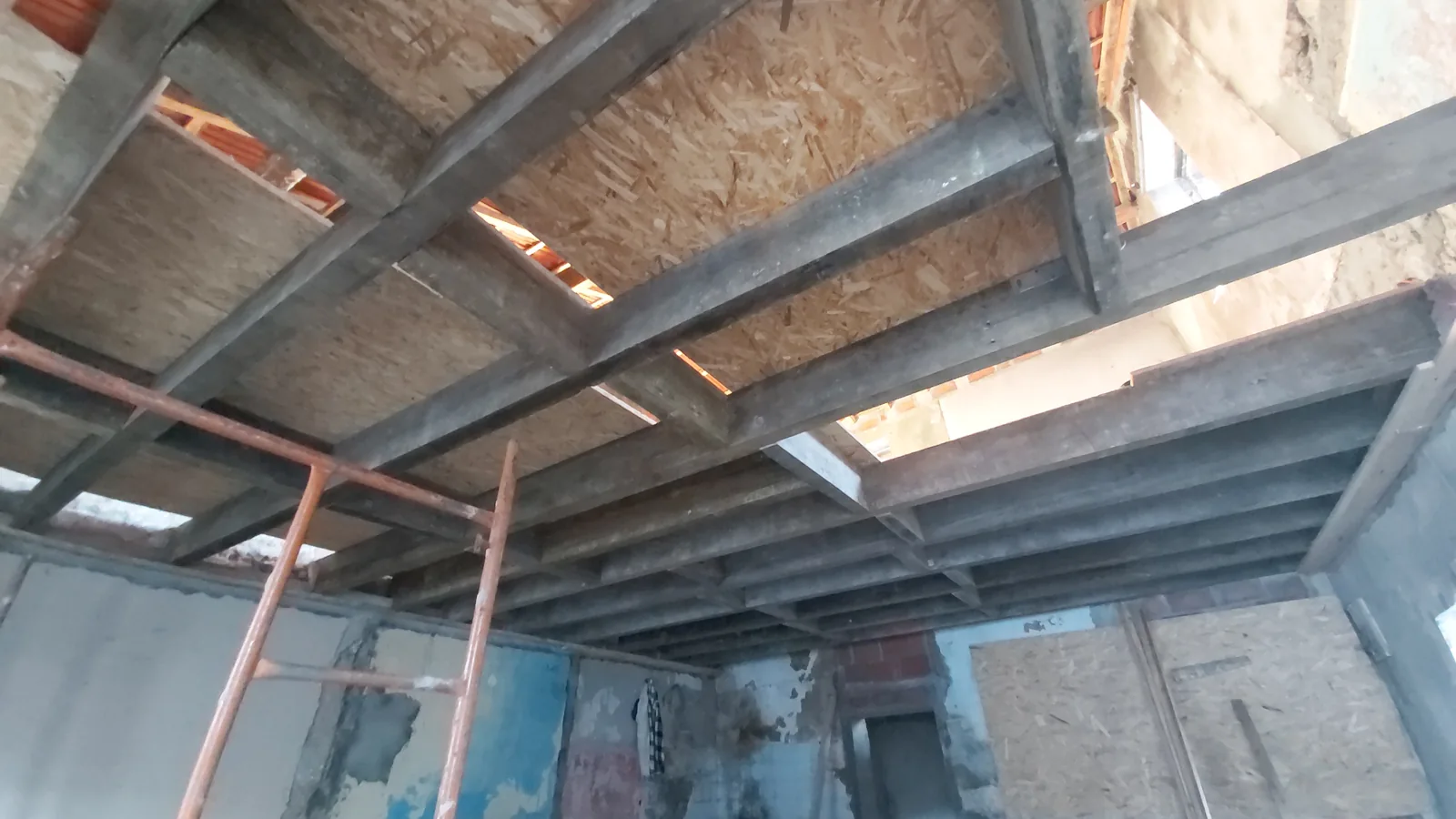 Estrutura metálica montada no interior durante a renovação da casa