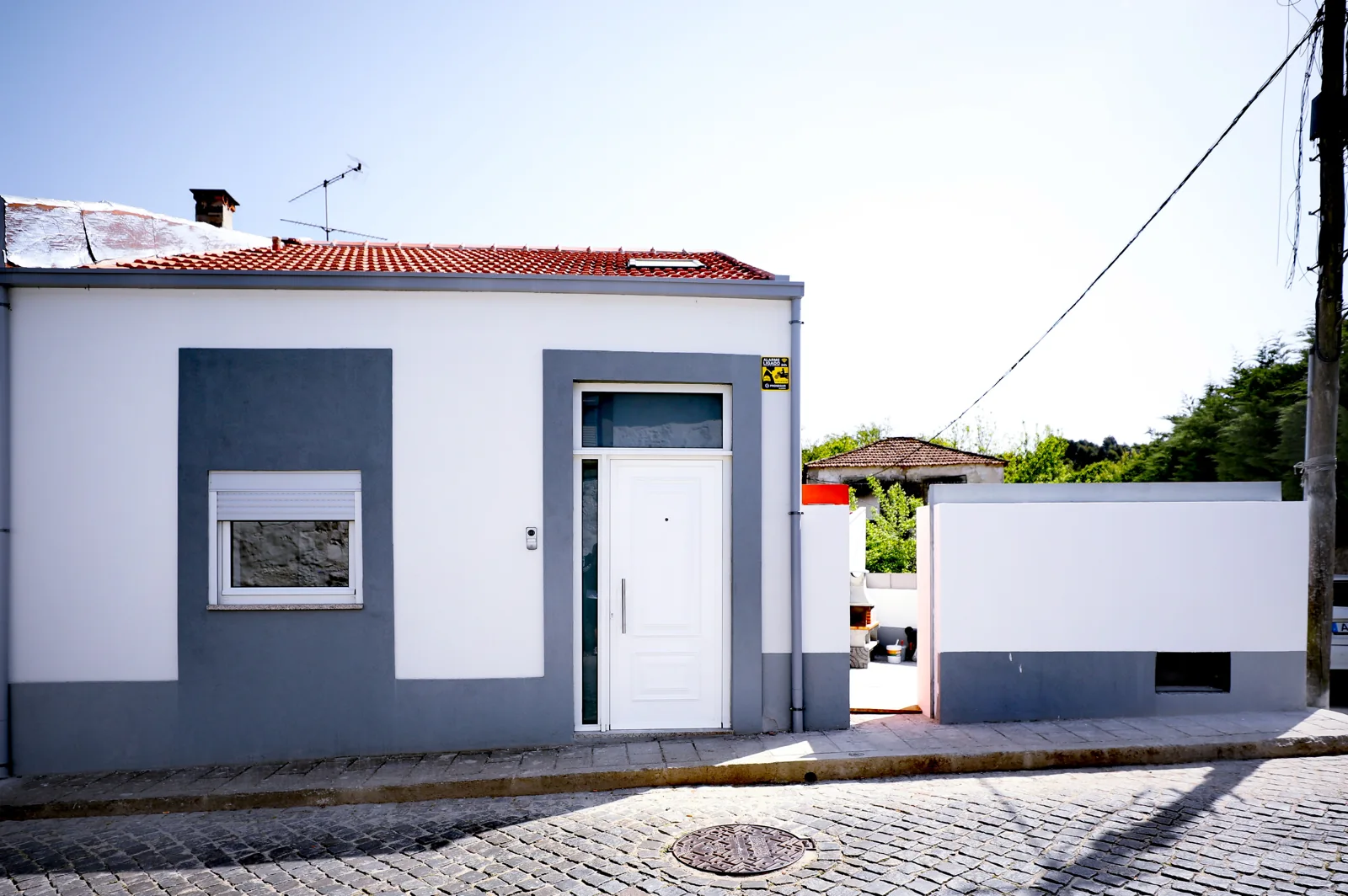 Fachada recuperada da Casa Campanhã em tons de cinzento e branco